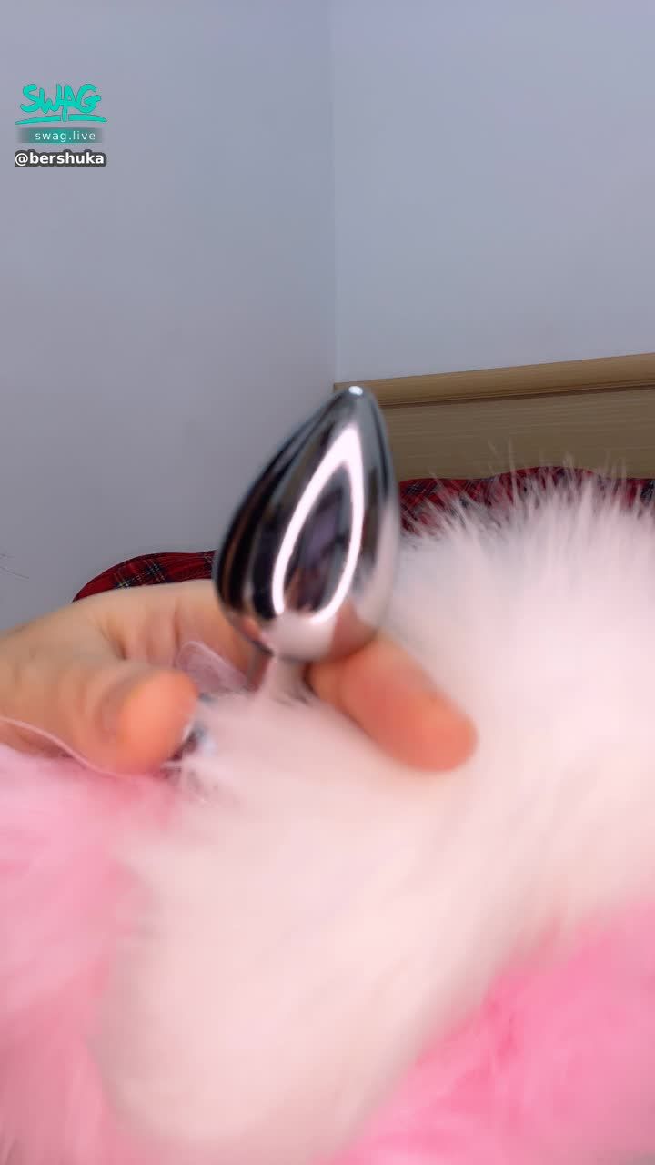  : 剛剛直播🔞玩得好濕⋯肛塞還好溫熱🤭💦 

✅後庭肛門控必收‼️
茉茉大尺露雙穴🔞狐狸尾巴肛塞情色2分半極致誘惑片‼️一個白色騎人節舌尖誘惑👅，即可收藏‼️