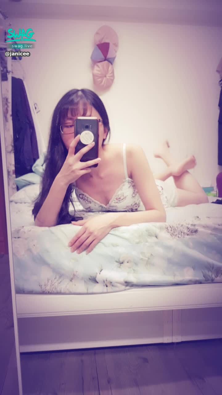  : Lie down on the bed and lower one shoulder strap 👀
Sexy half-naked ready to come out ♥️
When your dessert girlfriend 💛
The chest is covered with lace 💙
v shape 😍