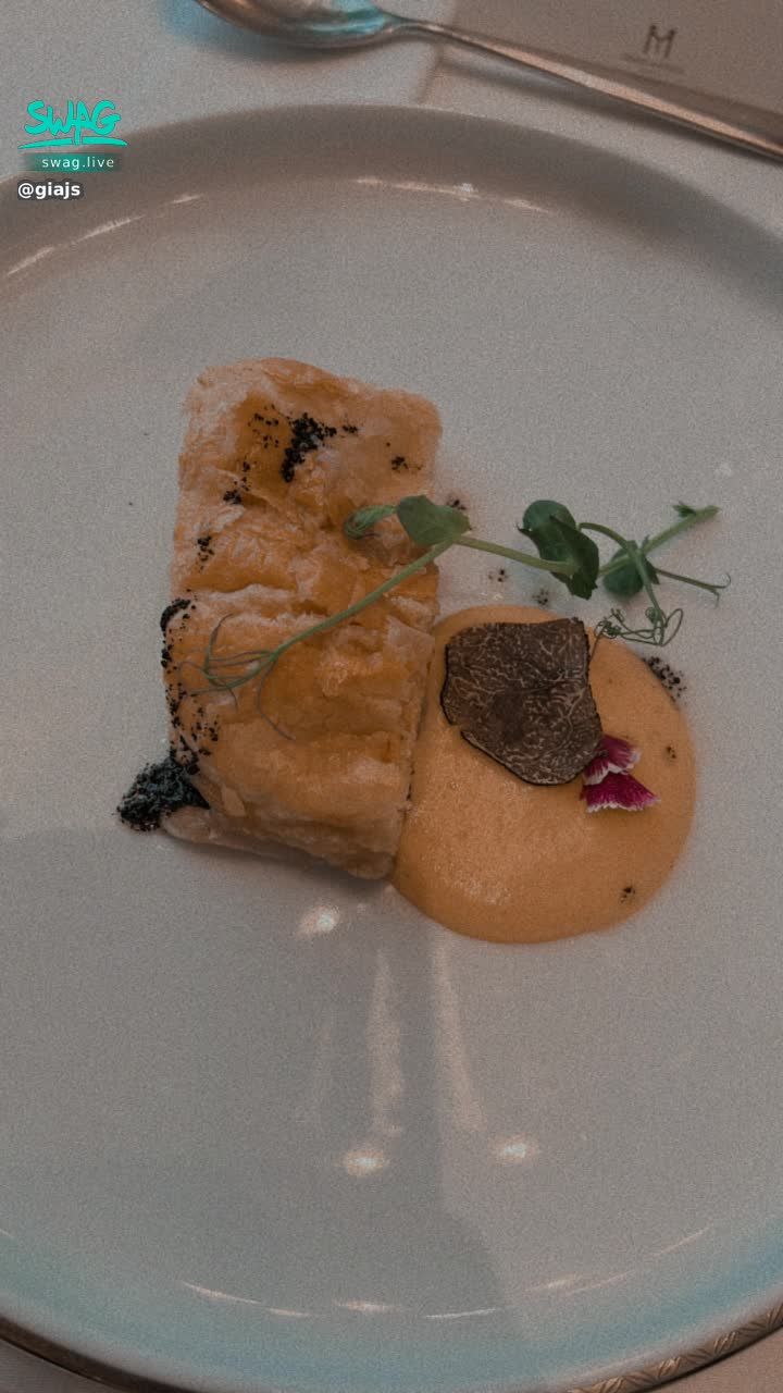 giajs : He calls it vegetable pie with pumpkin bubbles and fresh black truffles 🤤🤤🤤
This is the first time I feel that such a healthy food is delicious