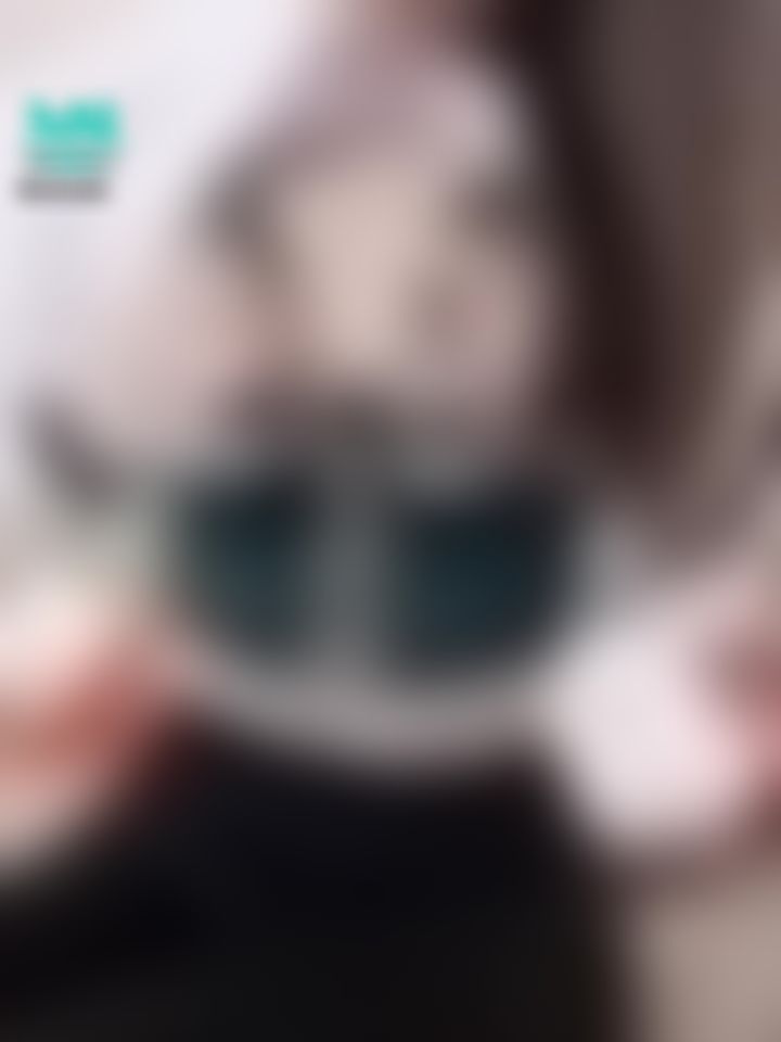 quanna : 吐舌揉奶乳交👅👅👅想被兩顆白淨小饅頭夾看看嗎？