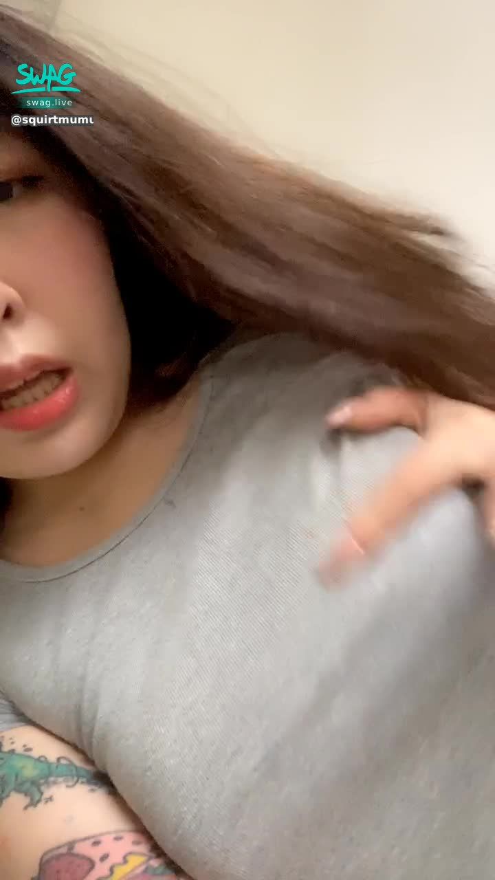 squirtmumu : 露臉❤️色色的乳汁跑出來了🔞🔞🔞臉乳同框🧡就想讓寶貝受不了‼️