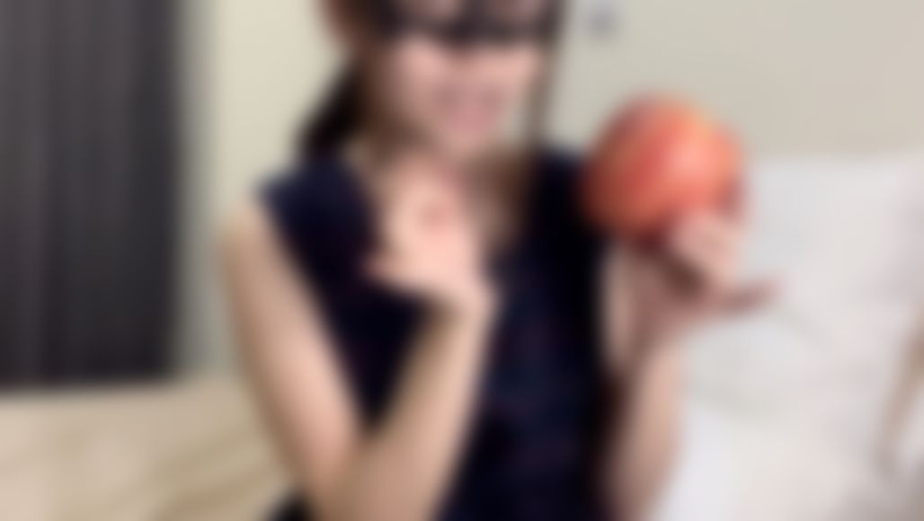 sexyemily : 吃了一種叫色色蘋果🍎讓人臉紅心跳加速💕