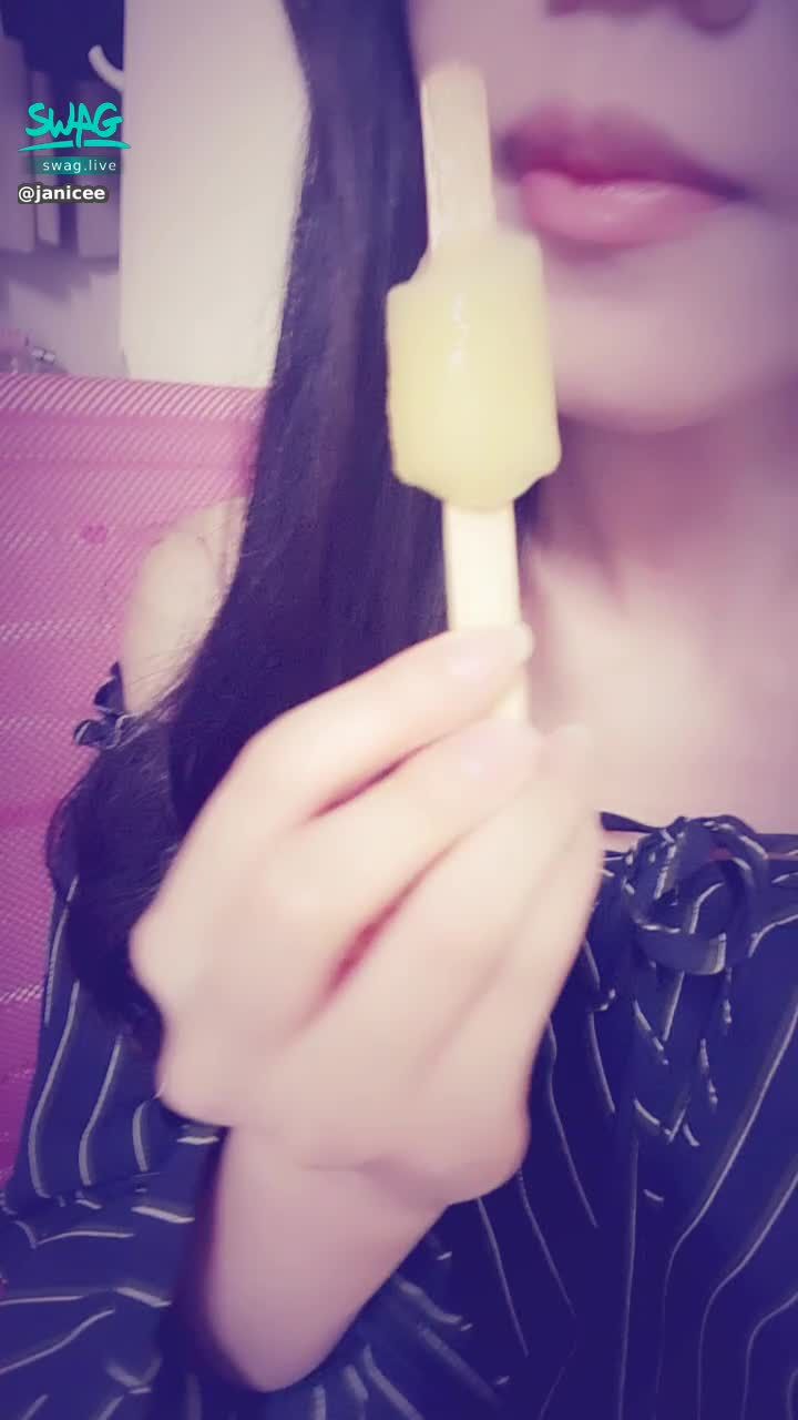 janicee : Lick the melting popsicle 💦
suck it 💋
#嘴唇 #鎖骨 #肩膀 #長髮 #舌頭 #手 #舔 #粗框 #眼鏡