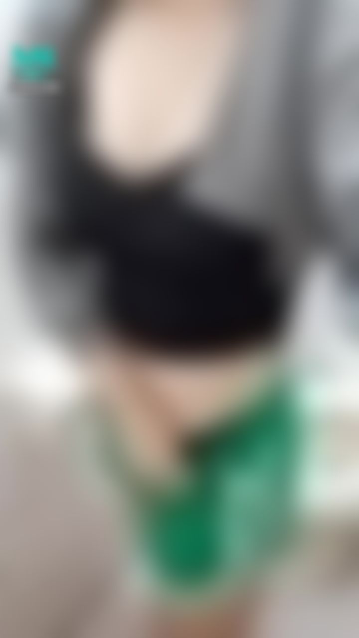 l*******e : 扭扭身體拉拉衣服😈😈

騎人節告白：

心被你偷走了，需要抱緊處理。