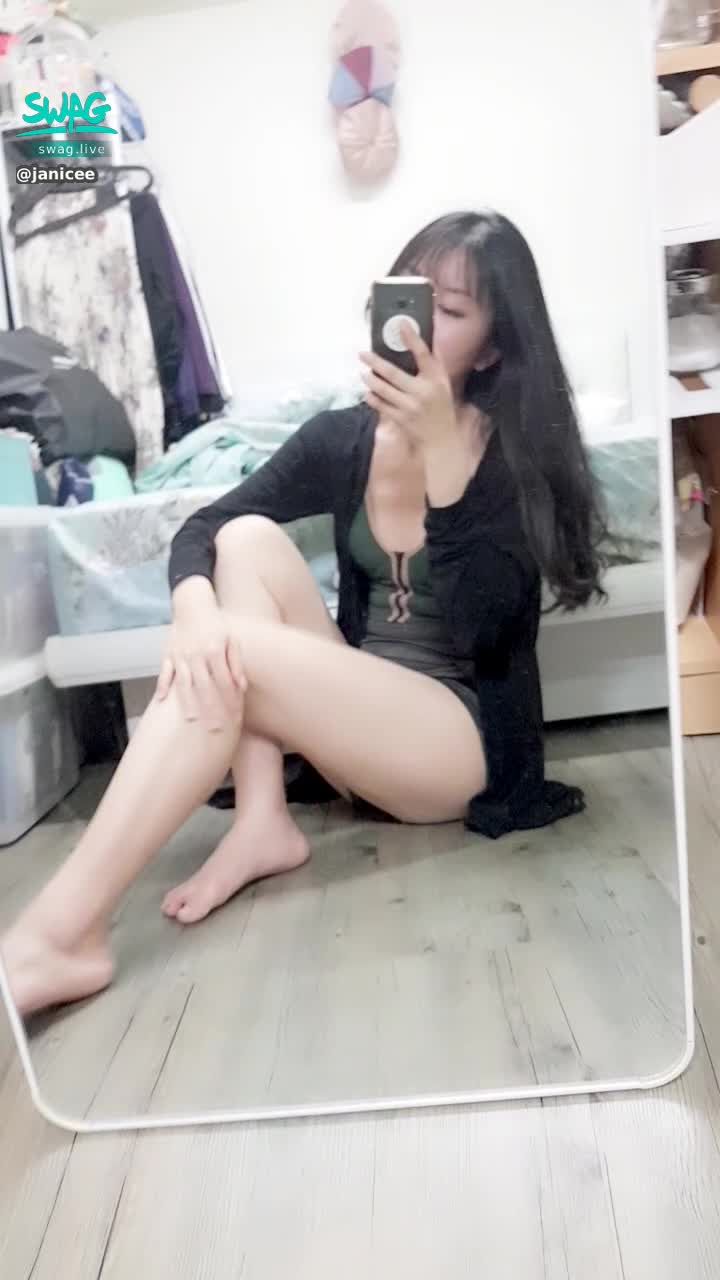  : bottom of shorts 💋
Sexy M-shaped legs 😈
long legged sitting position on the floor 💚
#深V #低胸 #細肩帶 #乳溝 #性感 #長髮 #黑髮 #鎖骨 #短褲 #美腿 #赤腳 #裸足 #腳底 #腳掌 #拉鍊 #肩膀 #褲底 #M字腿