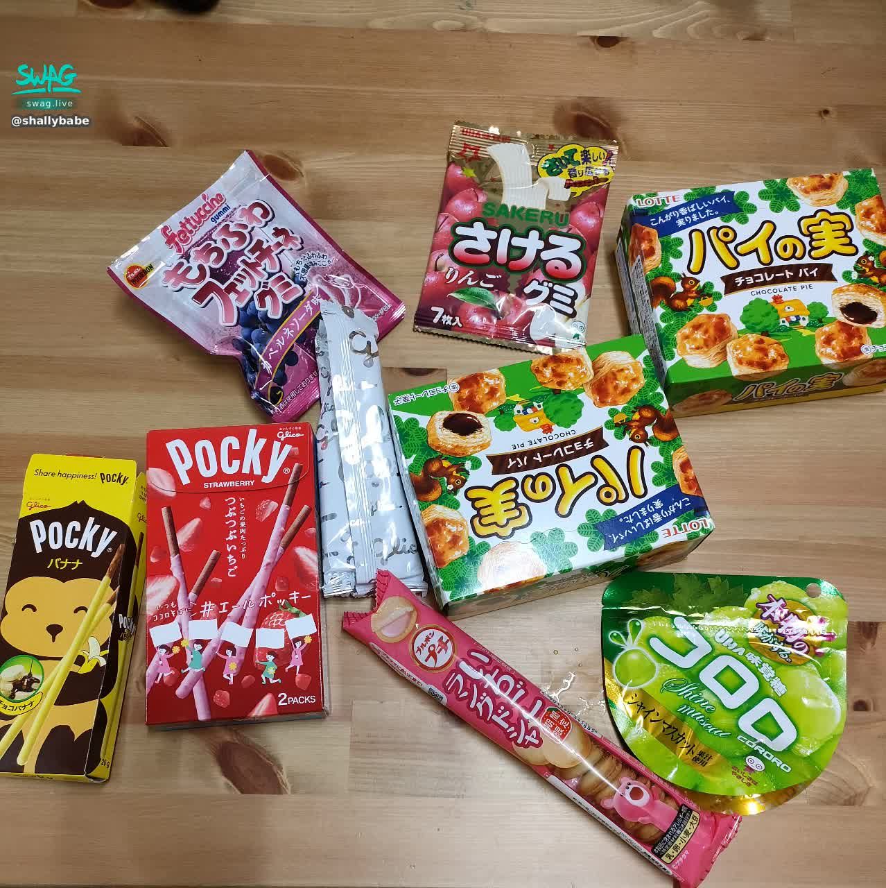  : 每次去Donki都買一堆零食😋
它中文是叫“唐德軻吉”嗎還是什麼？？

知道的寶貝可以告訴我嗎😂