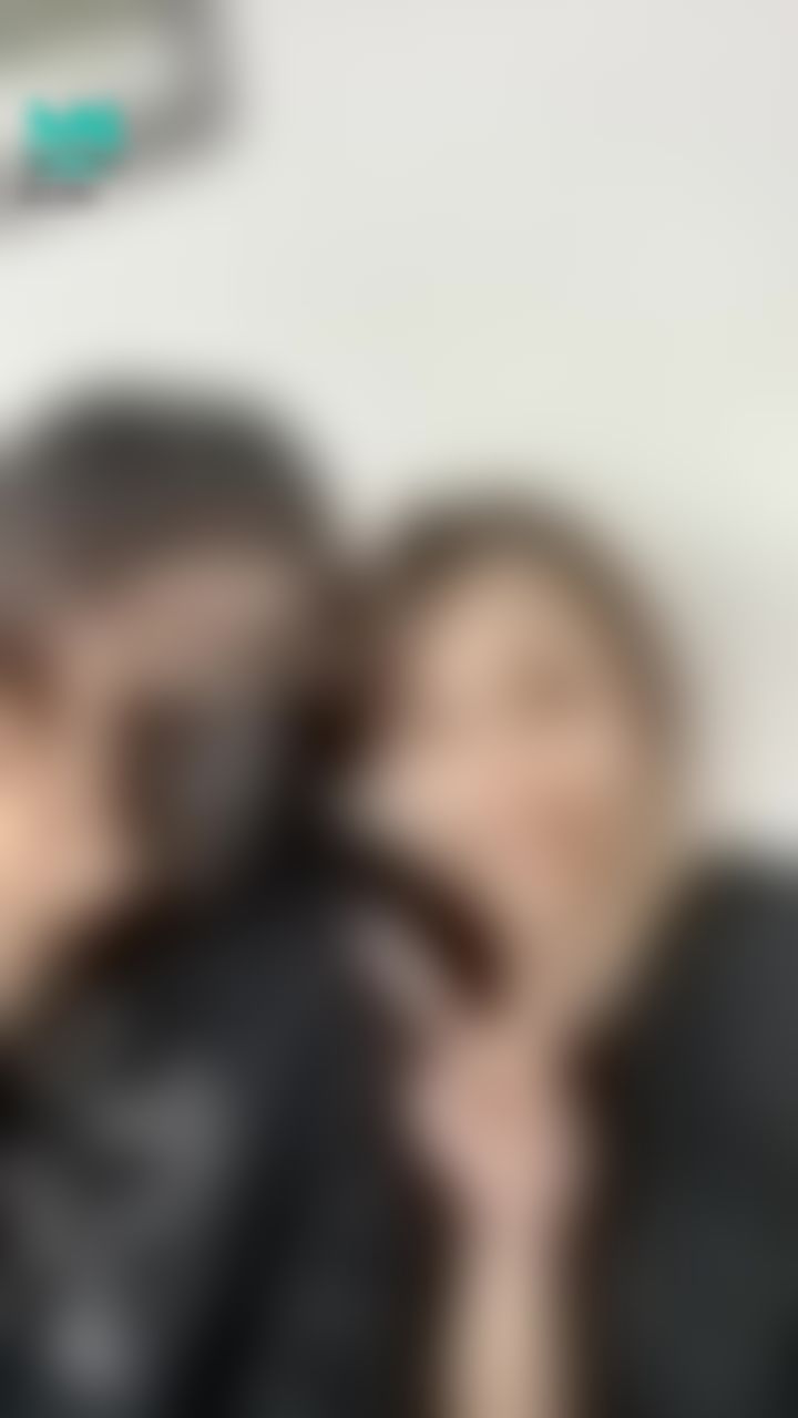  : 上課好累啊！素顏嚇嚇你們
跟樂樂合照😘

（口罩掉馬桶了😭😭😭）