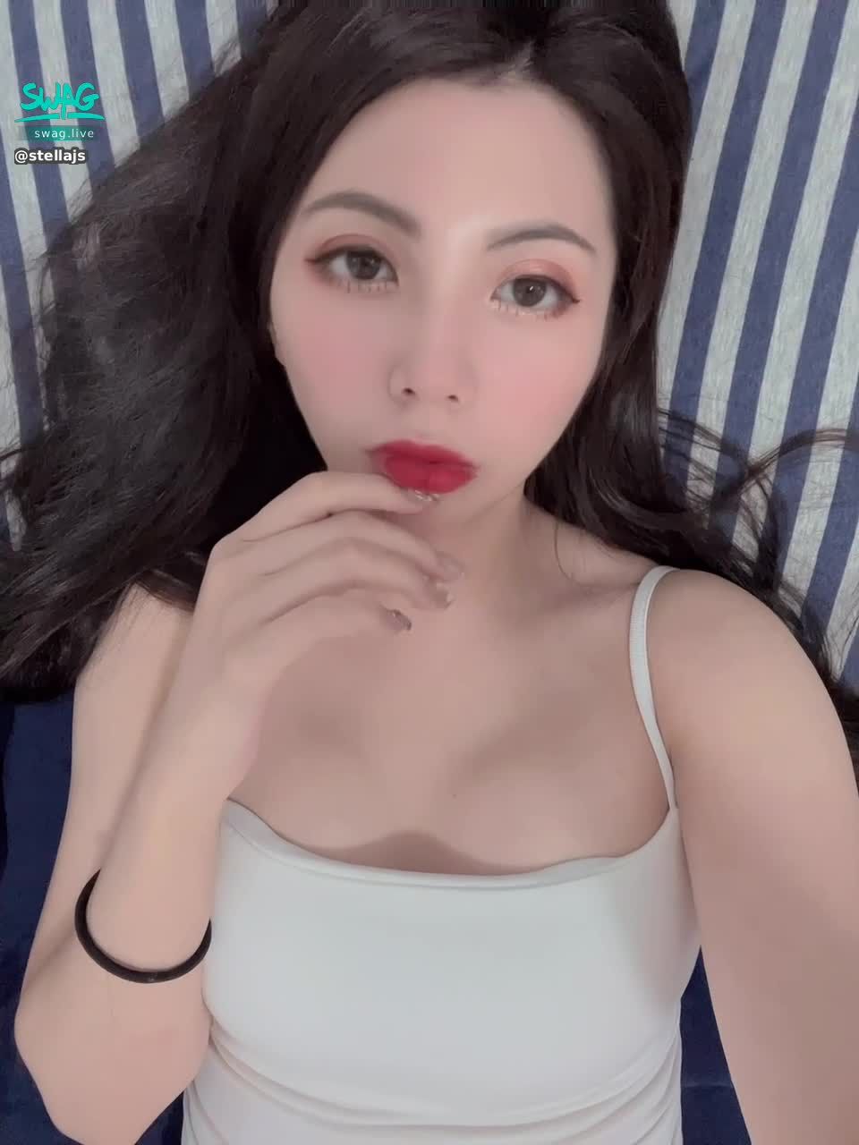  : Grapes live on Tuesday at 12pm 🥰🥰 come with me 😘
#葡萄 #私訊有福利 #私訊解鎖私藏片