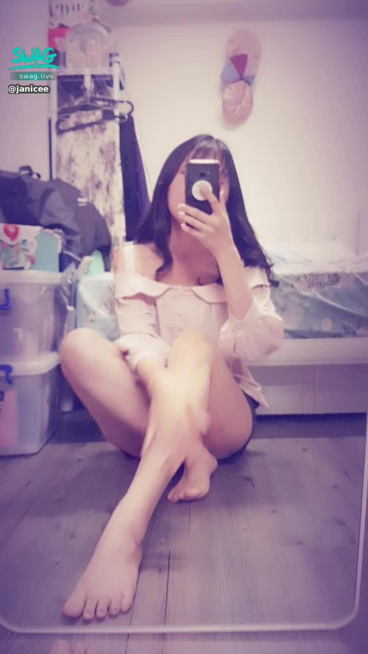  : The sitting position where the shorts disappear 😈
bra under the shirt ♥️
#shirt #shorts #襯衫 #短褲 #美腿 #黑髮 #長髮 #氣質 #腳底 #赤腳 #裸足