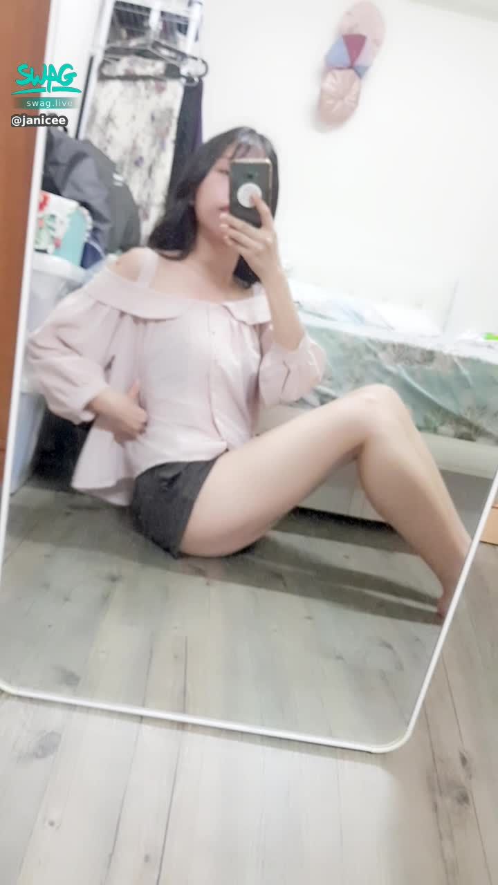  : sexy sitting ⭐
Denim underwear color peeking out from under the shirt 😈
bra under the shirt ♥️
#shirt #shorts #襯衫 #短褲 #美腿 #黑髮 #長髮 #氣質 #鎖骨 #赤腳 #裸足