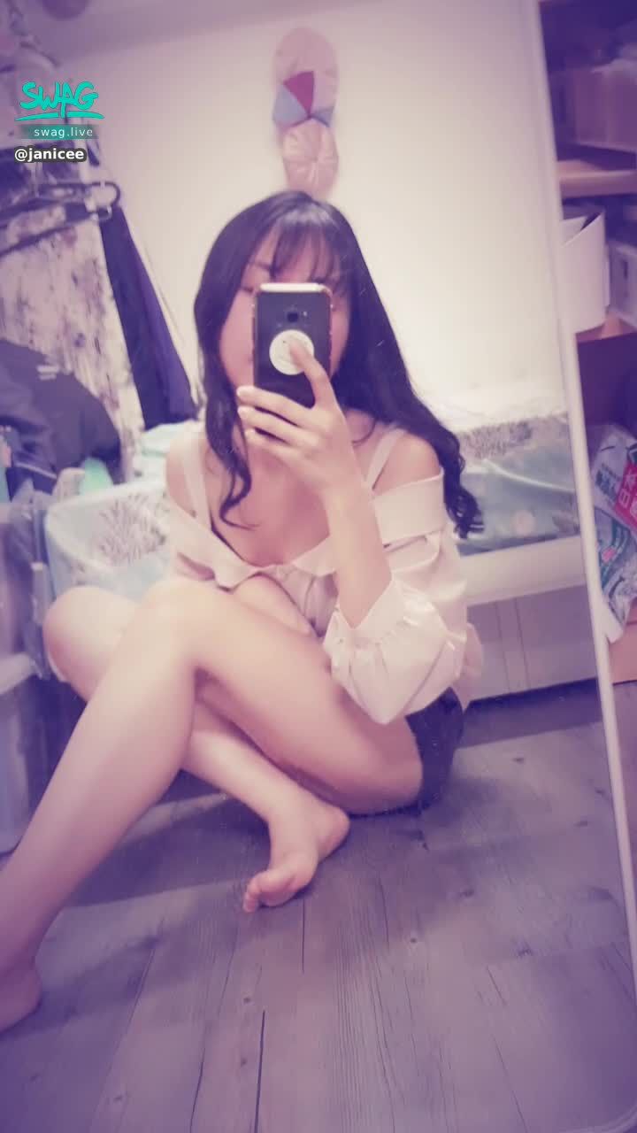  : lower chest 👀
sexy groove shadow 💓
Underwear color peeking out from under shirt 😈
bra under the shirt ♥️
#shirt #shorts #襯衫 #短褲 #美腿 #黑髮 #長髮 #氣質 #鎖骨 #赤腳 #裸足 #乳溝