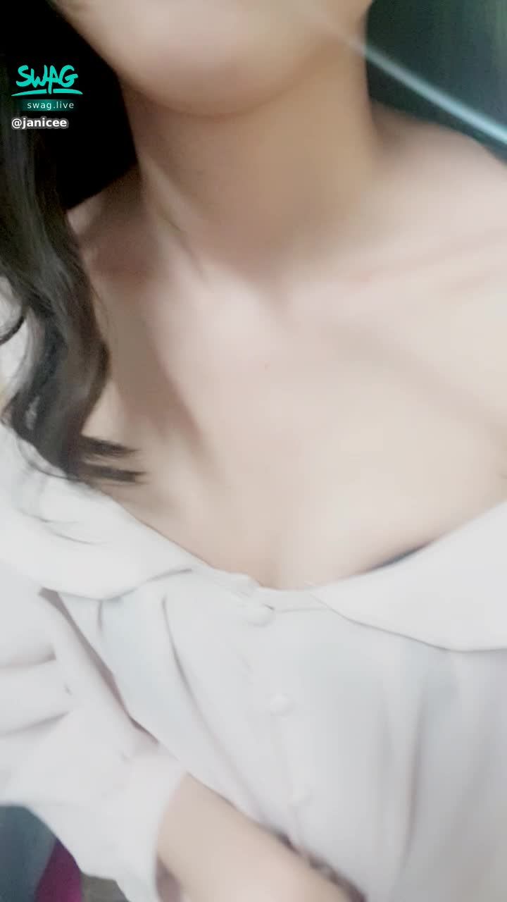  : Pull down the neckline and tempt it 😈
revealing the edge of the underwear 🌹
bra under the shirt ♥️
#lips #shorts #襯衫 #黑髮 #長髮 #氣質 #鎖骨 #bra #嘴唇