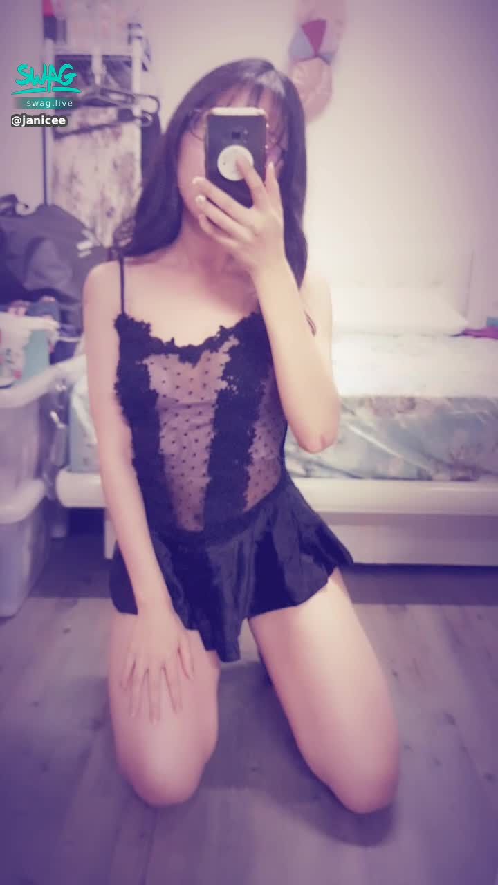 janicee : 地板上蹲著💗
露出美腿的姿勢♥️
芭蕾舞伶般的性感網紗睡衣💋
胸前的蕾絲與極短裙😈
ballet👠
#網紗 #蕾絲 #黑色 #睡衣 #長髮 #黑髮 #美腿 #高跟鞋 #短裙 #細肩帶 #lace #黑框 #眼鏡 #粗框