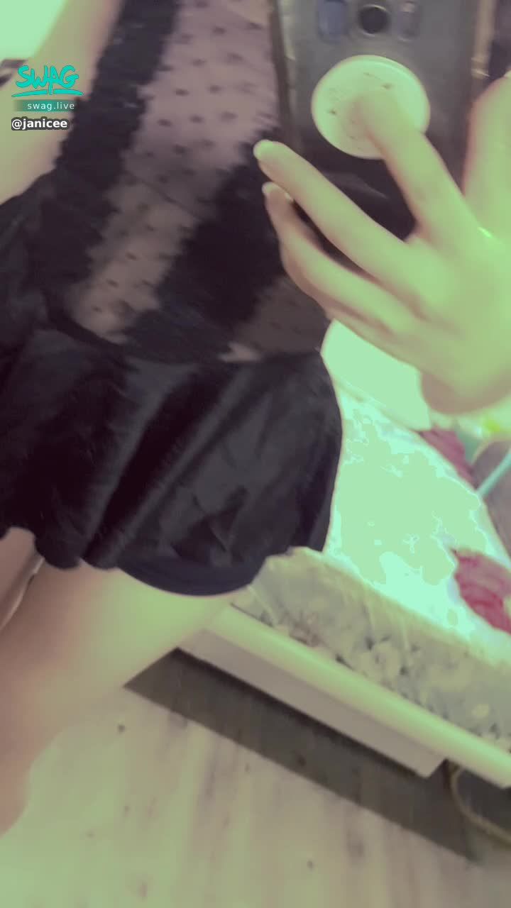janicee : 網紗下的肚臍👀
芭蕾舞伶般的性感網紗睡衣💋
胸前的蕾絲與極短裙😈
ballet👠
#網紗 #蕾絲 #黑色 #睡衣 #長髮 #黑髮 #美腿 #高跟鞋 #短裙 #細肩帶 #lace #黑框 #眼鏡 #粗框