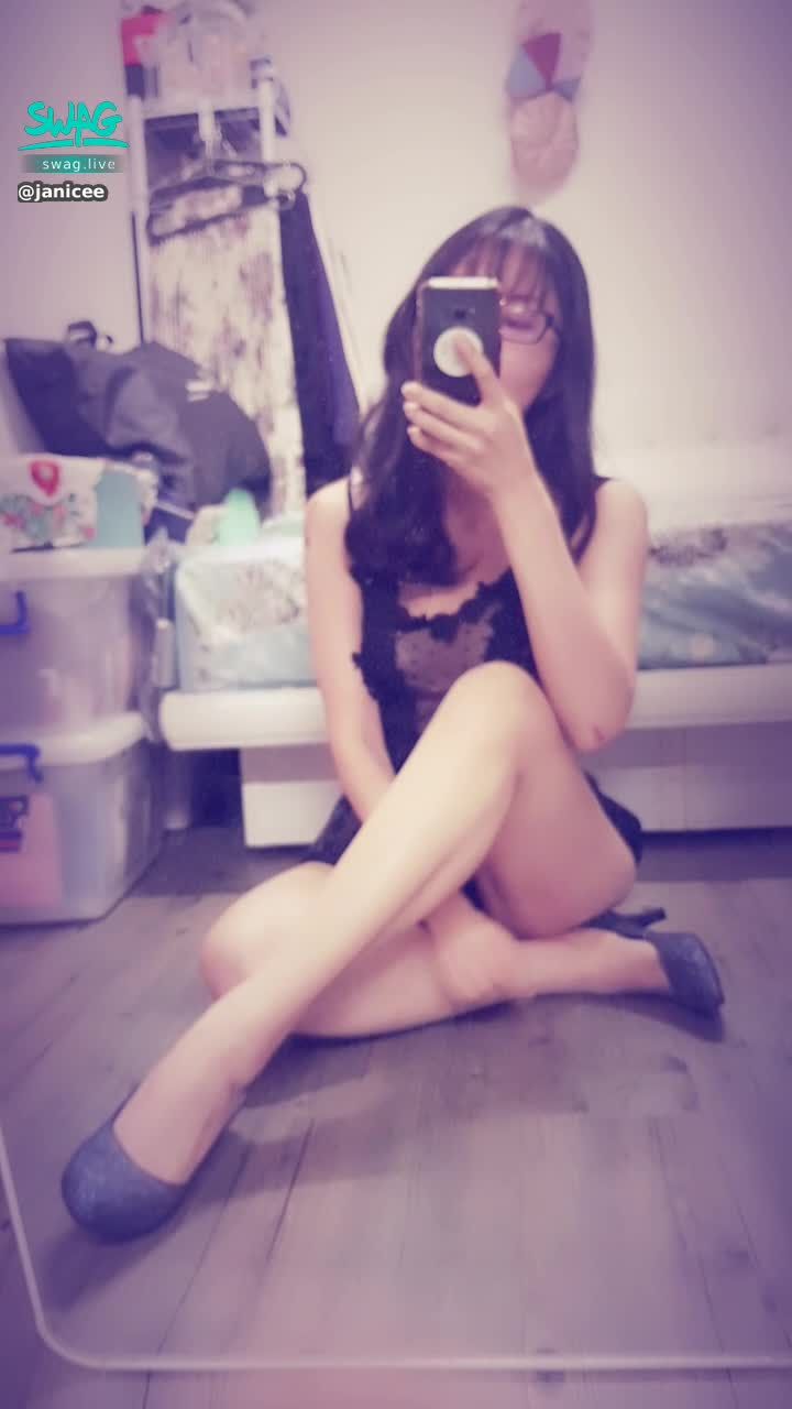  : Sit with bottoms exposed 💓
beautiful legs on the floor ⭐
Ballerina-like sexy mesh pajamas 💋
Two lace on the chest 😈
ballet 👠
oops 😎
#網紗 #蕾絲 #黑色 #睡衣 #長髮 #黑髮 #美腿 #高跟鞋 #短裙 #細肩帶 #lace #黑框 #眼鏡 #粗框 #小褲