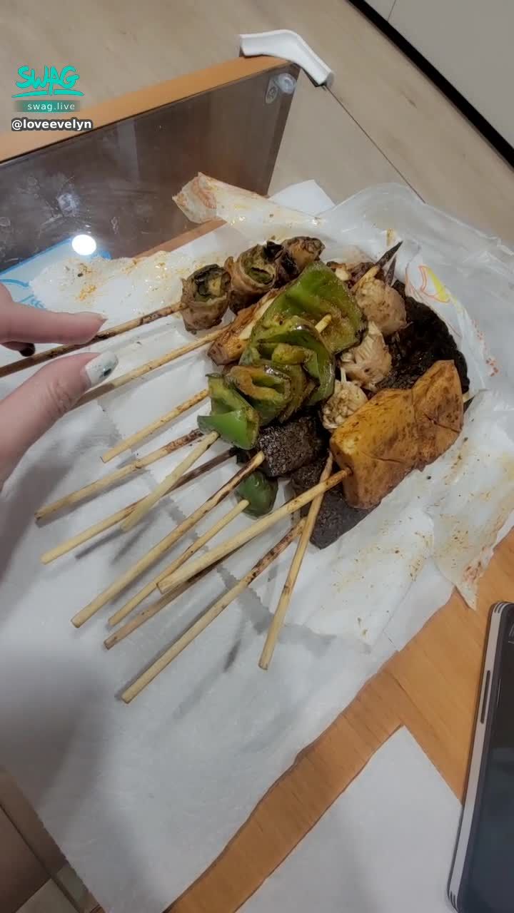 loveevelyn : 下雨天就是要吃燒烤呀！🤣🤣🤣
謝謝辛苦的吳博毅外送員😇
這樣會不會太邪惡了？🤪🤪🤪