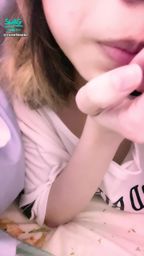 sweetbooboo : 趴在被子上🥰埋首在棉被中 邊揉弄著敏感的乳首
邊唱著小小聲的歌
最近真的⋯好難做下去啦噗噗