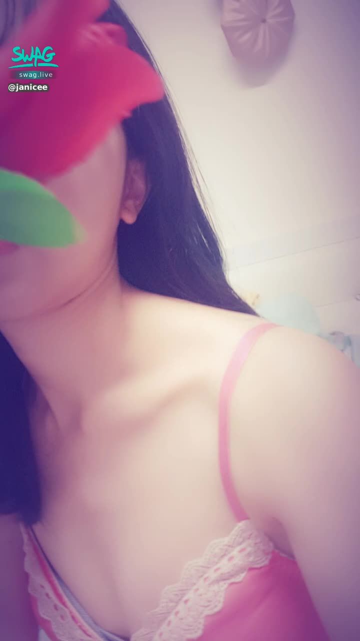 janicee : 前鏡頭的男友視角💋
近距離窺探性感的肩頸肌膚🌹
近看腳底💖
紅色低胸睡衣🎀
rouge♥️
#黑髮 #長髮 #氣質 #鎖骨 #低胸 #細肩帶 #睡衣  #美腿 #裸足 #赤腳 #腳趾 #肩膀 #趴 #乳溝 #黑框 #粗框 #眼鏡 #腳底