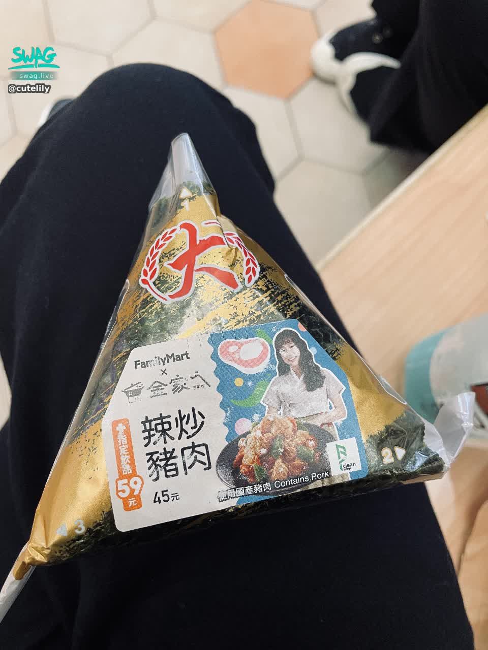  : I was lucky to go to work, and I finally got a big meal 🍙 , love my senior sister 🥰
I ran to sit down secretly. Fortunately, there are usually good people to sit down. Otherwise, the building management will open my ticket. 😚😚😚