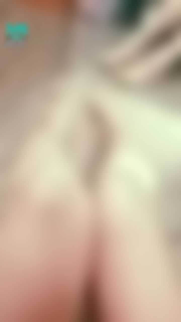 janicee : 近拍雙腿與腳趾腳底👀
膝蓋的傷好明顯🤣
蕾絲點綴深V的睡衣💋
rouge♥️
#黑髮 #長髮 #氣質 #鎖骨 #低胸 #細肩帶 #睡衣 #短褲 #美腿 #裸足 #赤腳 #腳趾 #肩膀 #rouge #腳底