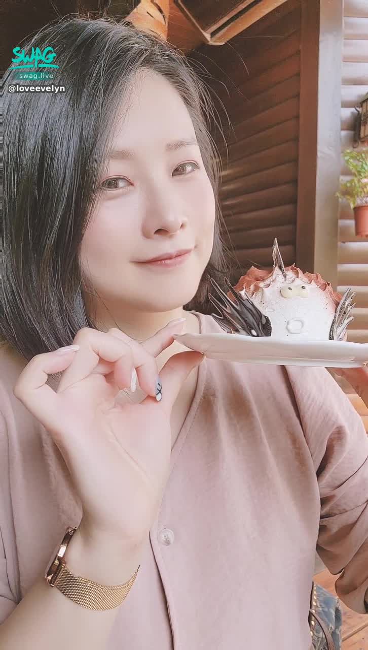  : Do you think Yiyi is sweet? 🥰
Yiyi also needs to go out for a walk
strawberry 🍓 mousse cake 🎂 good to eat