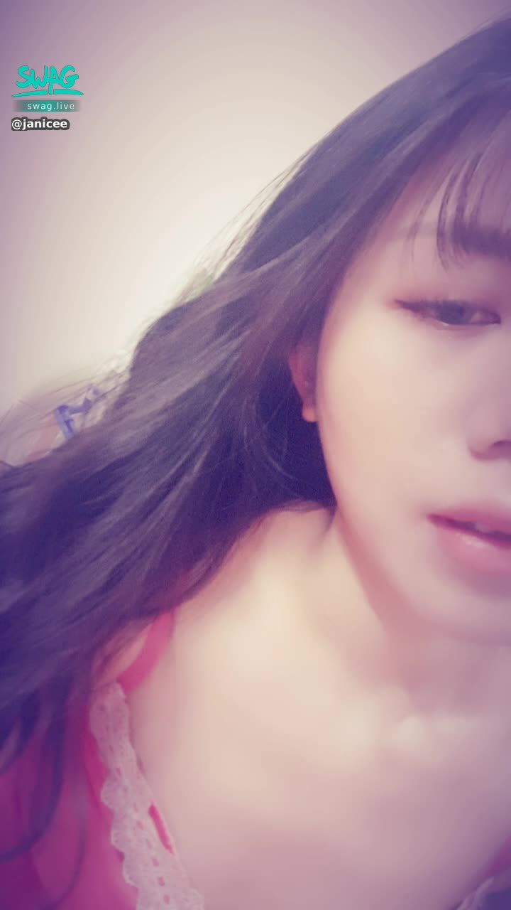  : lick your lips, tempt 💓
boyfriend perspective 👀
glowing skin ⭐
Sexy lace and waves 💗
Pajamas with pale skin 💋
rouge 💚
#黑髮 #長髮 #氣質 #鎖骨 #低胸 #細肩帶 #睡衣 #短褲 #美腿 #裸足 #赤腳 #腳趾 #肩膀 #rouge #腳底 #sexy #red