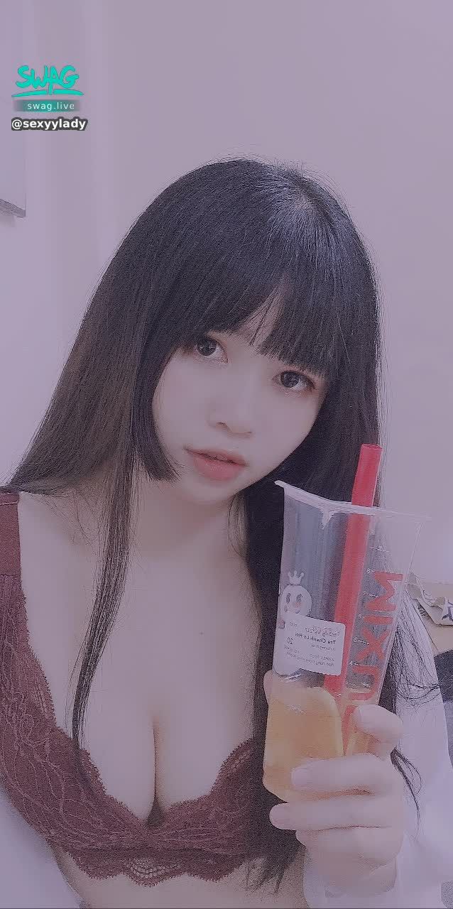  : Yesterday, during the live broadcast, my brother assigned me to "Pick up money for Tutu" 🐰 Buy fruit tea" So I have fruit tea to drink today. Thank you for supporting me and love you. 😚