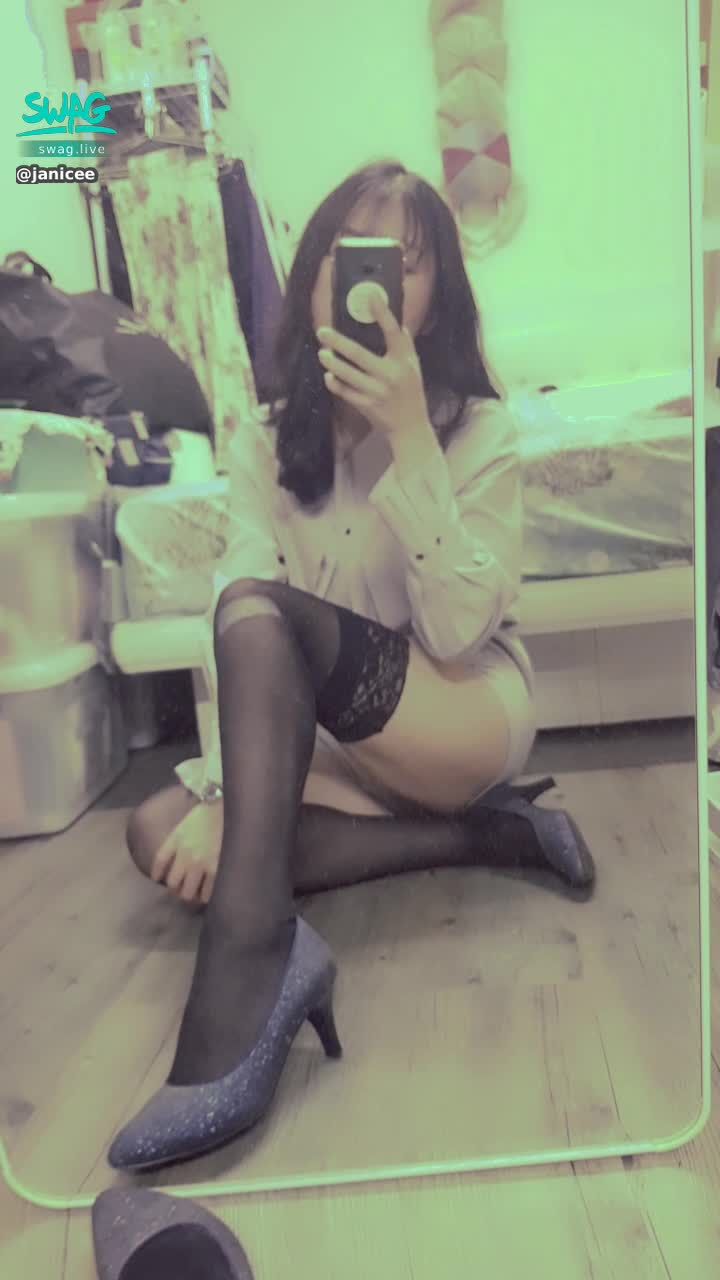 janicee : Lace Knee Socks and Stiletto Heels 👠
OL's absolute field 😈
noire ♥️
#黑髮 #長髮 #氣質 #鎖骨 #低胸 #絕對領域 #襯衫 #短褲 #美腿 #膝上襪 #rouge #腳底 #black #noire #黑絲 #蕾絲 #高跟鞋 #細跟