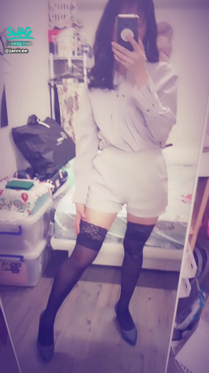 janicee : 拉一下絲襪，測試彈力😈
黑絲的絕對領域👠OL襯衫💚
noire♥️
#黑髮 #長髮 #氣質 #鎖骨 #低胸 #絕對領域 #襯衫 #短褲 #美腿 #膝上襪 #black #noire #黑絲 #蕾絲 #OL