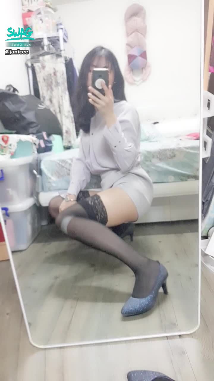  : Squat pose in black silk high heels ♥️
sexy legs 💋
OL shirt with absolute field 💓
noire 💗
#黑髮 #長髮 #氣質 #鎖骨 #低胸 #絕對領域 #襯衫 #短褲 #美腿 #膝上襪 #rouge #black #noire #黑絲 #蕾絲