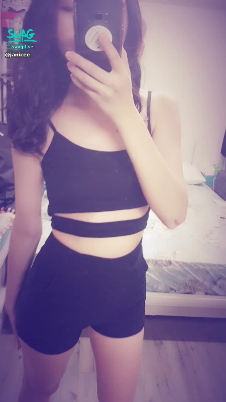 janicee : 露出南半球的性感黑色小可愛💋
膝蓋上的傷不知道要多久才會好😥
semisphere♥️
#黑髮 #長髮 #氣質 #鎖骨 #南半球 #細肩帶 #下乳 #短褲 #美腿 #裸足 #赤腳 #腳趾 #肩膀 #noire #black