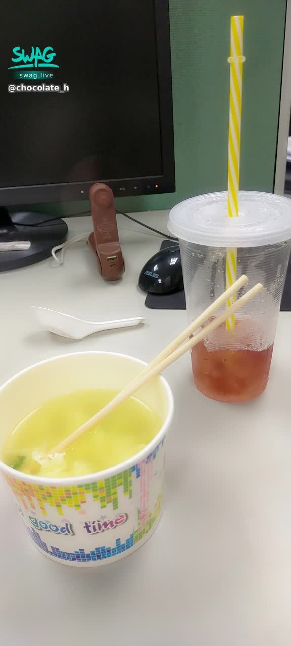  : Today is so hot that I only have a bowl of soup and a drink for lunch
I accidentally got wet just now~ super cool 😚😚😚