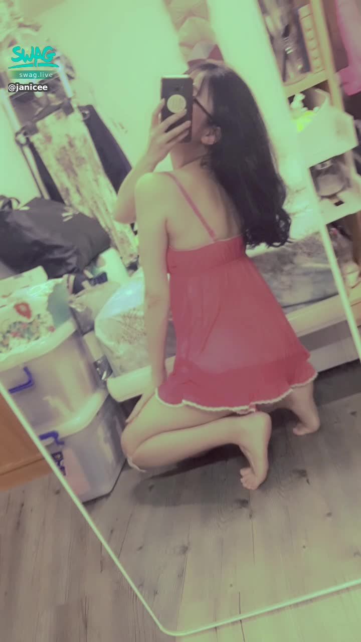  : Skin and Back of the Neck 💚
squat on the ground 👀
Often said to be very sexy pajamas ⭐
red temptation 💋
#長髮 #捲髮 #鎖骨 #裸足 #赤腳 #低胸 #深V #蕾絲 #肩膀 #睡衣 #短褲 #性感 #誘惑