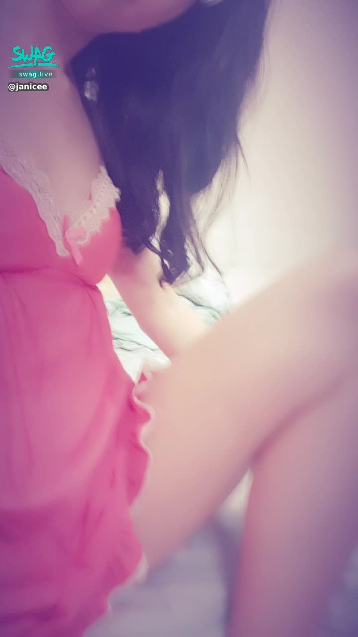  : First-person view of the front camera 👀
Often said to be very sexy pajamas ⭐
red temptation 💋
#長髮 #捲髮 #鎖骨 #裸足 #赤腳 #低胸 #深V #蕾絲 #肩膀 #睡衣 #短褲 #性感 #誘惑 #嘴唇