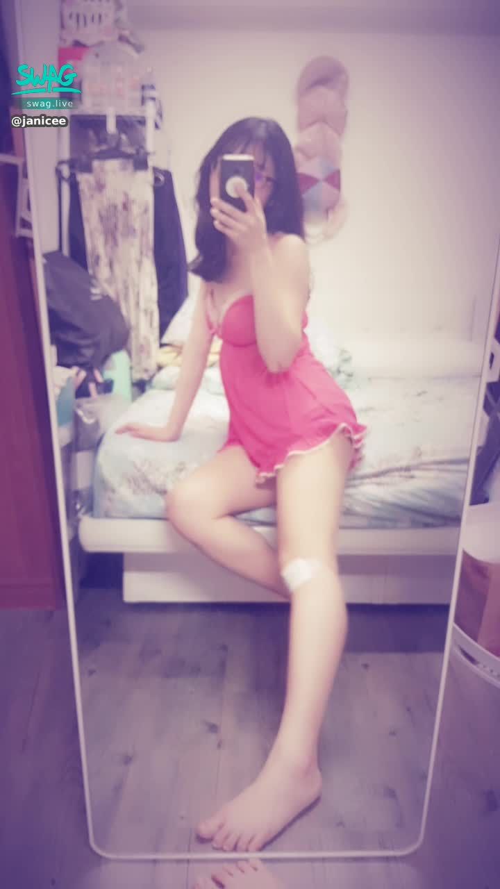 janicee : smile line 👀
The sitting position of the panties exposed by the bed 😈
Often said to be very sexy pajamas ⭐
red temptation 💋
#長髮 #捲髮 #鎖骨 #裸足 #赤腳 #低胸 #深V #蕾絲 #肩膀 #睡衣 #短褲 #性感 #誘惑 #腳底 #小褲