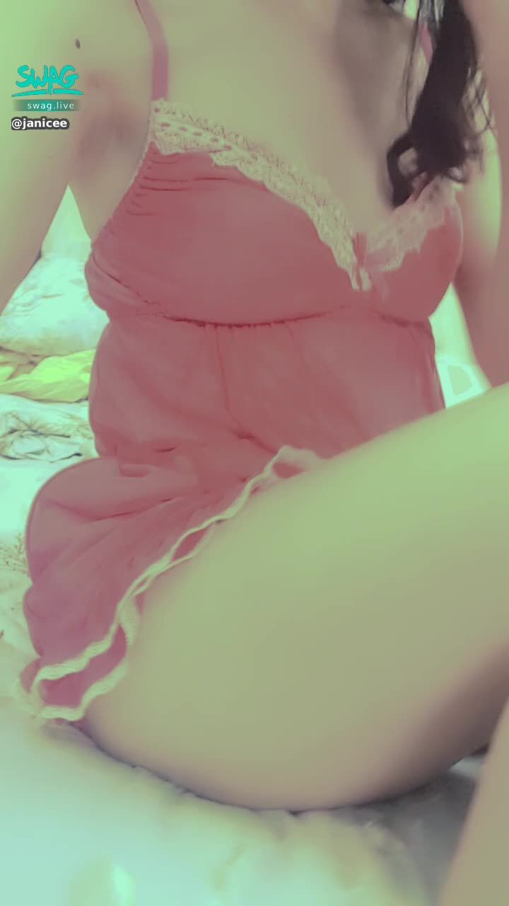 janicee : Close-up of the bottom of the thigh and between the legs 👀
Often said to be very sexy pajamas ⭐
red temptation 💋
#長髮 #捲髮 #鎖骨 #裸足 #赤腳 #低胸 #深V #蕾絲 #肩膀 #睡衣 #短褲 #性感 #誘惑