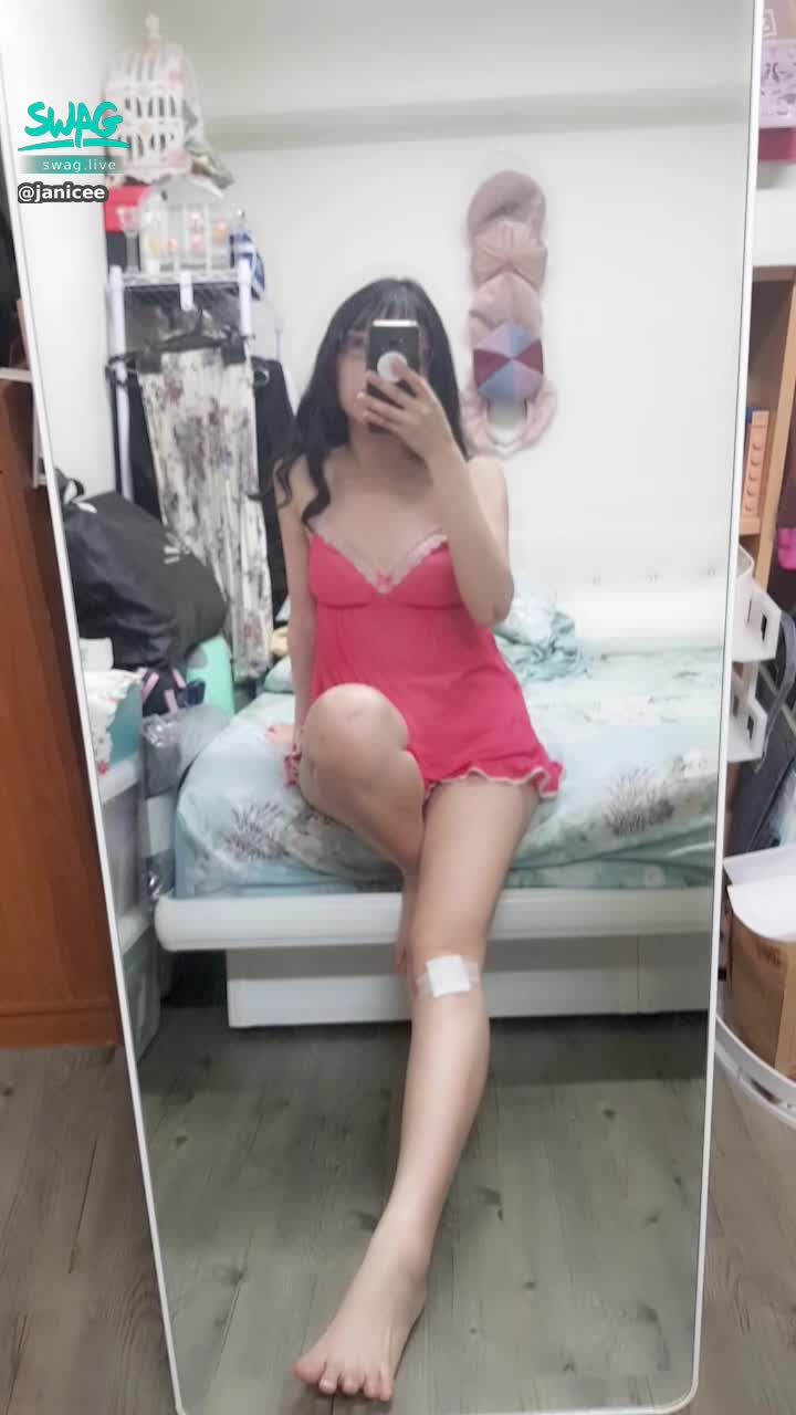  : Stand up from the bed and rotate left and right 💗
Peeking at the back of the neck 👀
Often said to be very sexy pajamas ⭐
red temptation 💋
#長髮 #捲髮 #鎖骨 #裸足 #赤腳 #低胸 #深V #蕾絲 #肩膀 #睡衣 #短褲 #性感 #誘惑 #美背