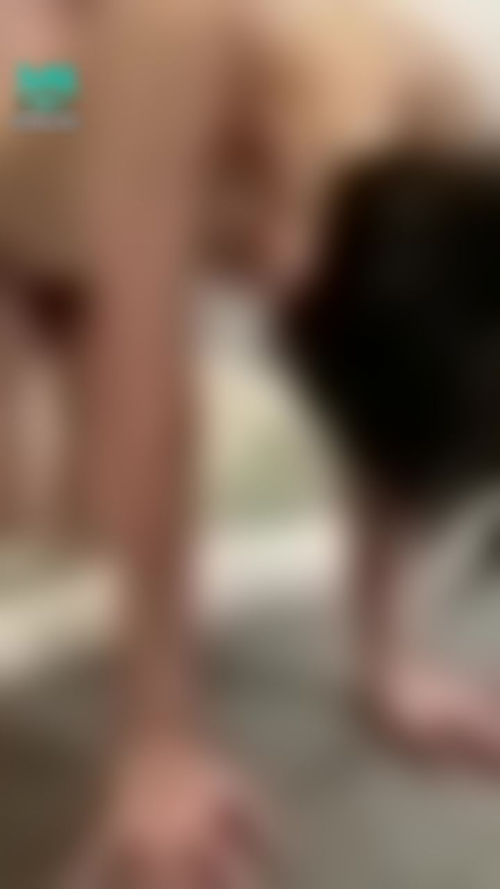 ladyyuan : 3p 與閨蜜大戰粉絲哥哥激戰愛愛💦


哥哥直接用大肉棒插我下面，要我用母狗趴在浴缸，等不及就直接插入⋯ 整個受不了⋯這姿勢超色⋯ 好清晰的影片⋯