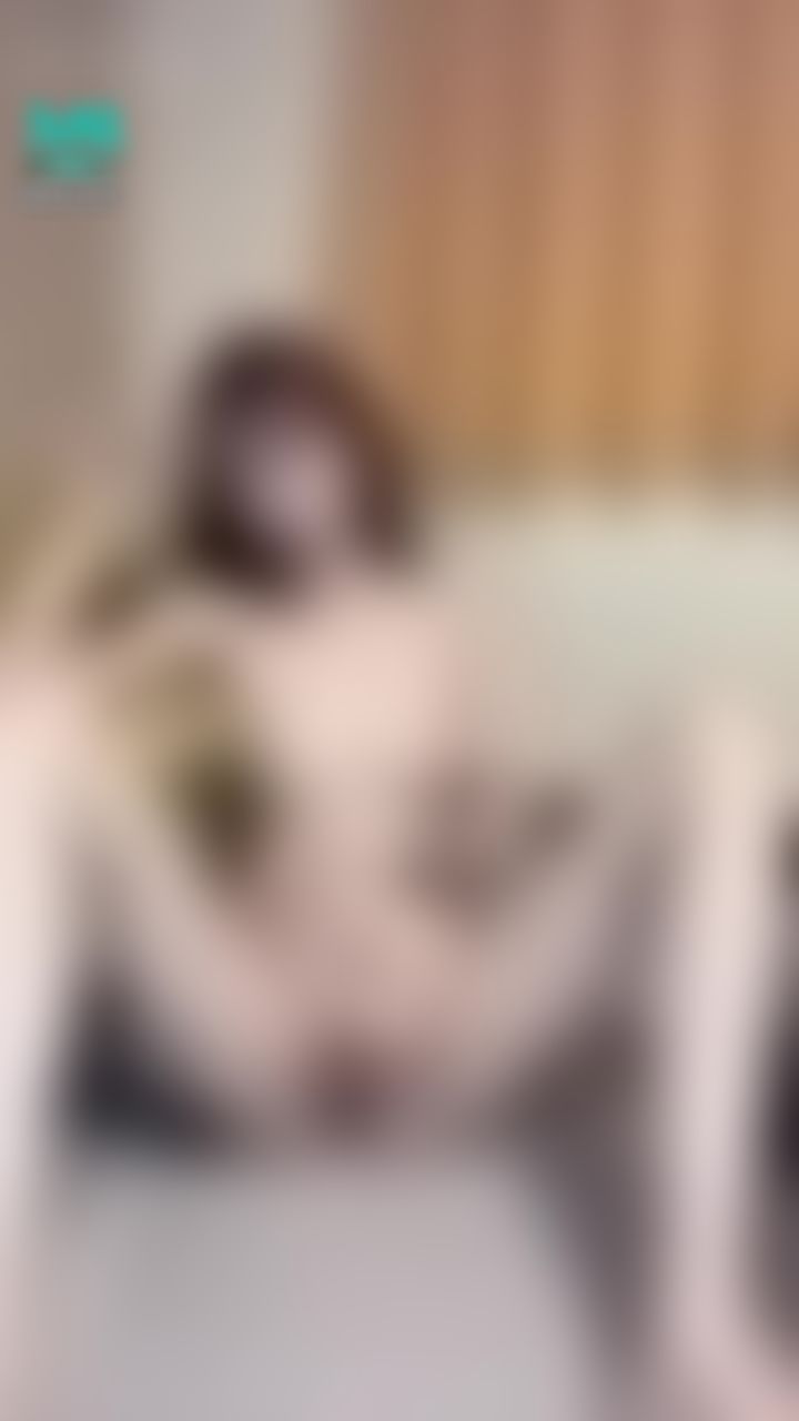 sexyven : ㊙️診療室的秘密㊙️性經驗不多的小護士，生疏的張開雙腿挖著自己淫穴