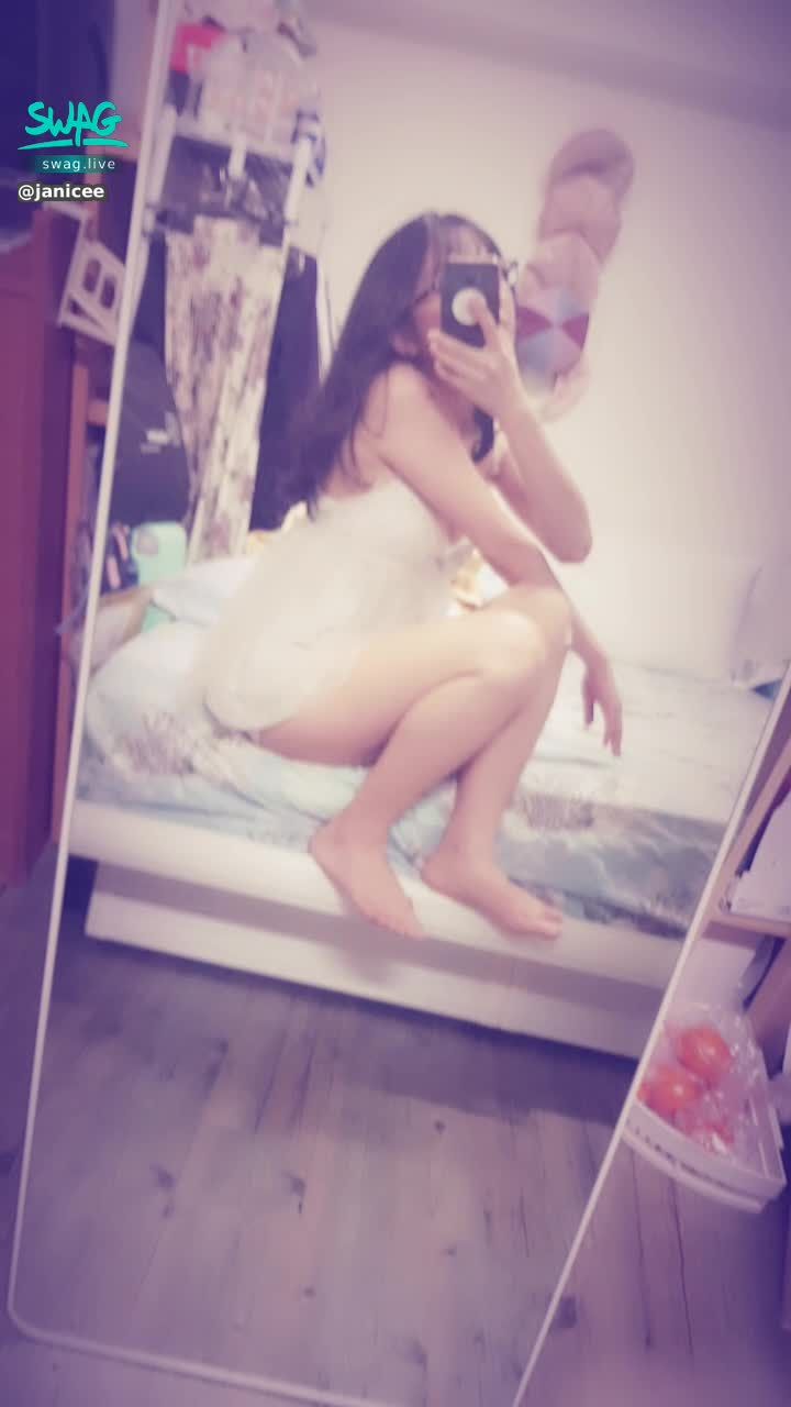  : Sexy sitting position on the bed 💗
The breast skin exposed on the side of the pajamas 🌹
Fantasy flower wedding pajamas 🌸
#細肩帶 #睡衣 #低胸 #短褲 #赤腳 #裸足 #黑髮 #長髮 #眼鏡 #性感 #深V #純白 #腳趾 #toes