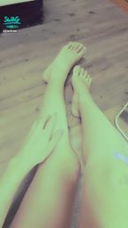 janicee : 彈彈發光的腿部肌膚💙
赤裸的大腿根部⭐
露出整截美腿的夢幻花嫁系睡衣🌹
#細肩帶 #睡衣 #低胸 #短褲 #赤腳 #裸足 #黑髮 #長髮 #眼鏡 #性感 #深V #純白 #腳趾 #大腿