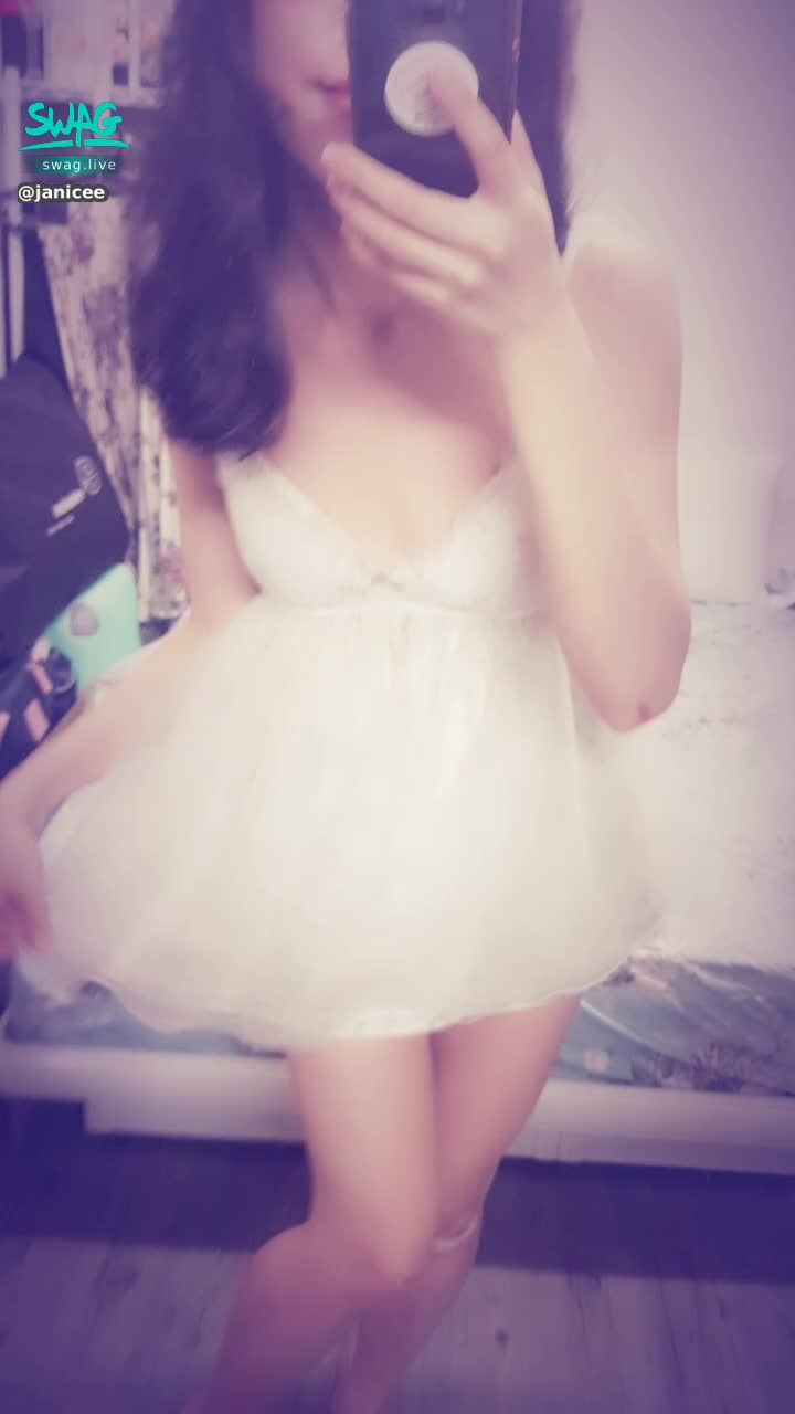  : bow your head in salute 💗
little princess low cut pajamas 🌹
I'm in a good mood when I have a good date 😍
wedding white yarn 🌸
#細肩帶 #睡衣 #低胸 #短褲 #赤腳 #裸足 #黑髮 #長髮 #眼鏡 #性感 #深V #純白