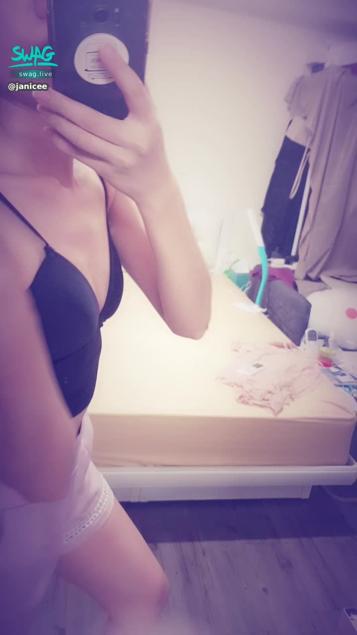 janicee : 另一側側身的性感弧度♥️
細肩帶深V小可愛💋
黑色內著⭐
black💓
#細肩帶 #深V #低胸 #鎖骨 #露腰 #短褲 #黑髮 #長髮 #裸足 #赤腳 #腳趾 #性感 #stap #black #sexy #黑色