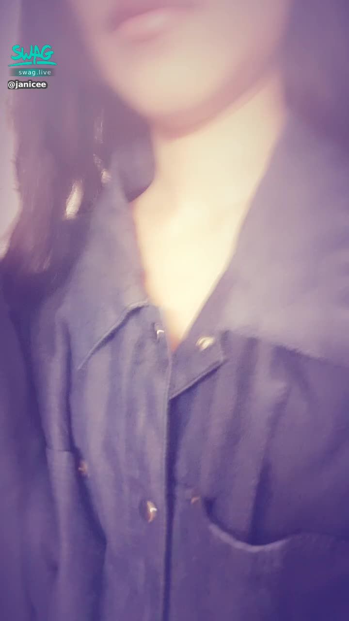 janicee : 外套下的性感💙
深V黑色小可愛💋
black💓
#細肩帶 #深V #低胸 #鎖骨 #露腰 #短褲 #黑髮 #長髮 #裸足 #赤腳 #腳趾 #性感 #stap #black #sexy #黑色