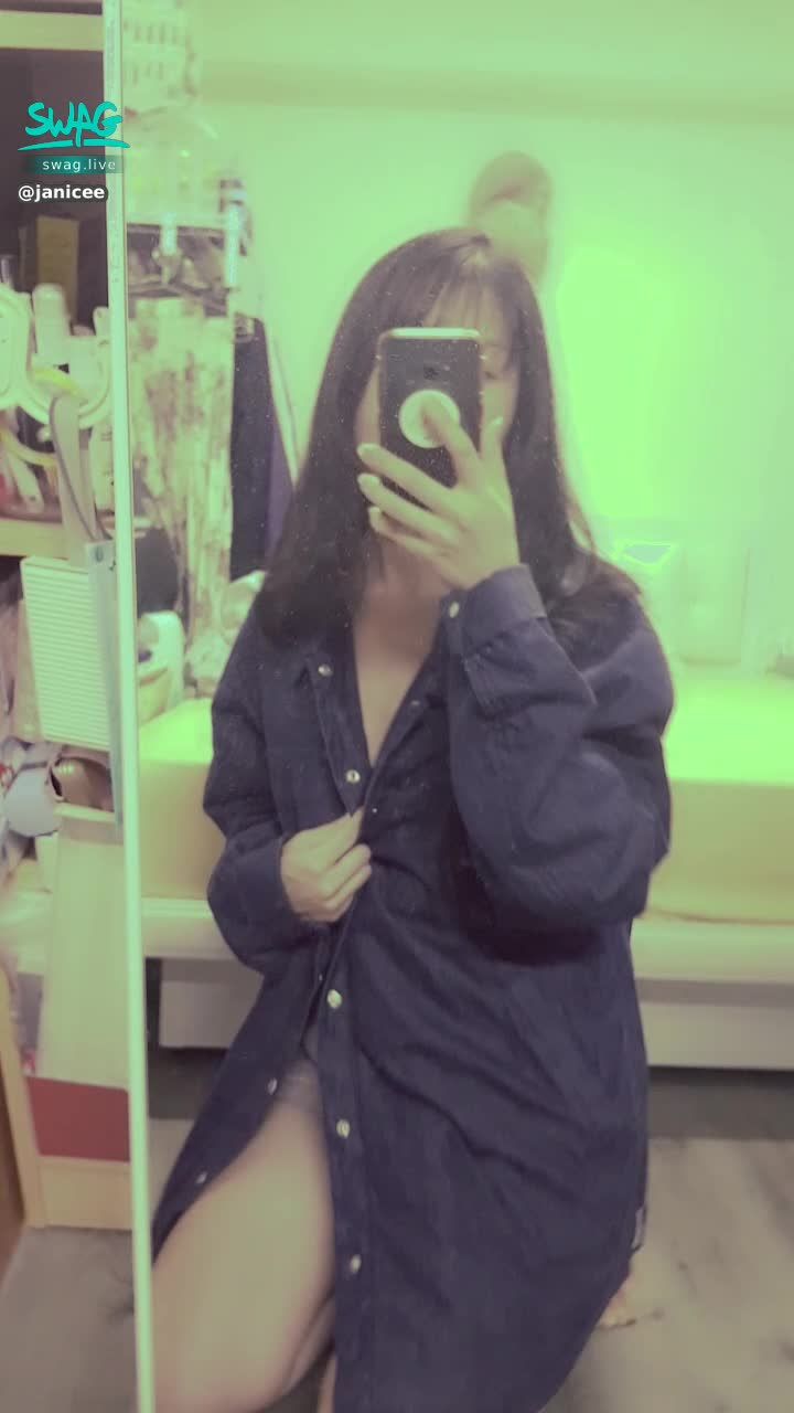 janicee : 外套下的性感弧度♥️
細肩帶深V小可愛💋
黑色內著⭐
black💓
#細肩帶 #深V #低胸 #鎖骨 #露腰 #短褲 #黑髮 #長髮 #裸足 #赤腳 #腳趾 #性感 #stap #black #sexy #黑色
