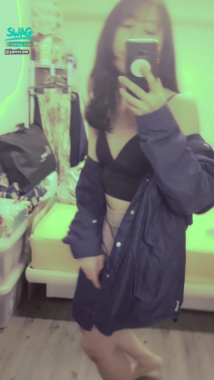 janicee : 外套下的性感💖
細肩帶深V小可愛💋
黑色內著⭐
black💓
#細肩帶 #深V #低胸 #鎖骨 #露腰 #短褲 #黑髮 #長髮 #裸足 #赤腳 #腳趾 #性感 #stap #black #sexy #黑色