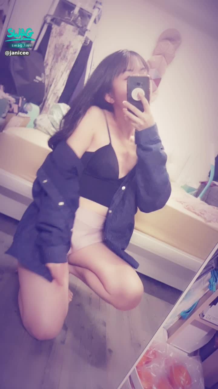 janicee : 地板上的跪姿💚
黑色深V小可愛💋
black💓
#細肩帶 #深V #低胸 #鎖骨 #露腰 #短褲 #黑髮 #長髮 #裸足 #赤腳 #腳趾 #性感 #stap #black #sexy #黑色