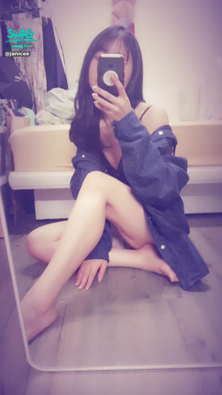 janicee : oversize外套的坐姿🌸
深V小可愛與美腿💋
黑色低胸內著💗
noire🌹
#細肩帶 #深V #低胸 #鎖骨 #露腰 #短褲 #黑髮 #長髮 #裸足 #赤腳 #腳趾 #性感 #stap #black #sexy #黑色 #美腿