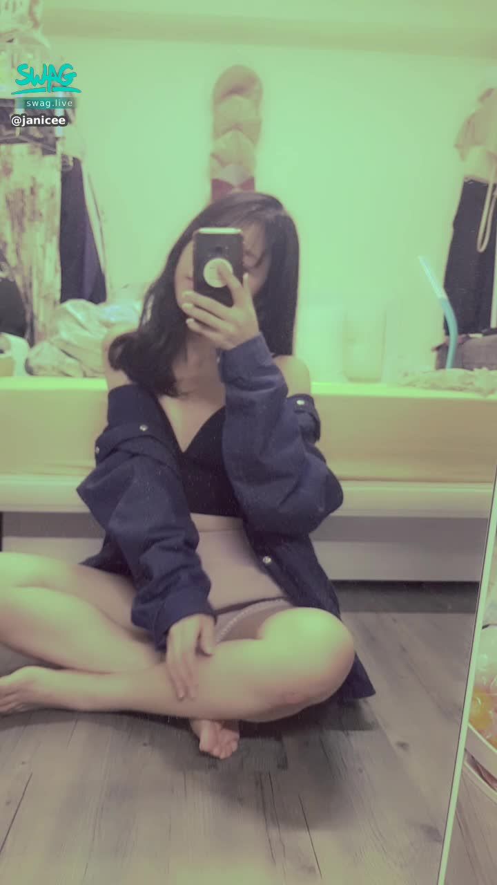 janicee : 性感M字腿😈
短褲的褲底😍
深V小可愛與美腿💋
黑色低胸內著💗
noire🌹
#細肩帶 #深V #低胸 #鎖骨 #露腰 #短褲 #黑髮 #長髮 #裸足 #赤腳 #腳趾 #性感 #stap #black #sexy #黑色 #美腿 #M字腿