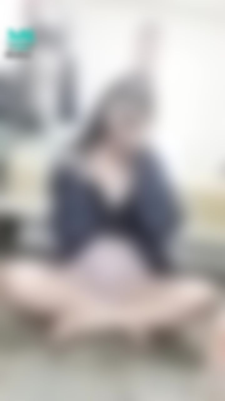 janicee : 手指滑入肩帶💋
撫摸雙腿的肌膚♥️
深V小可愛與美腿💙
黑色低胸內著💗
noire🌹
#細肩帶 #深V #低胸 #鎖骨 #露腰 #短褲 #黑髮 #長髮 #裸足 #赤腳 #腳趾 #性感 #stap #black #sexy #黑色 #美腿